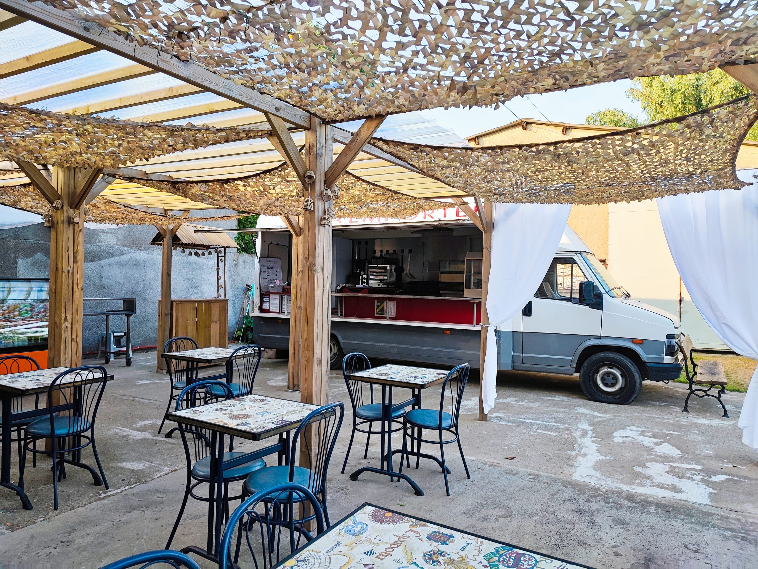 Photo du foodtruck et de la terrasse